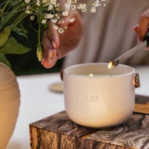 נר פורצלן פרימיום - ENGLISH PEAR & FREESIA